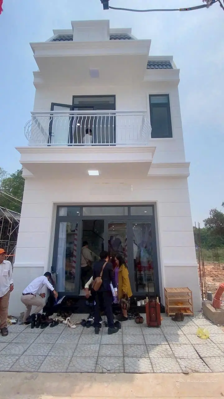 Gia Khải Luxury 2 tỷ 9 nhà phó mặt tiền đường trung tâm Thành phố Bến Cát, cách 1,4km KCN Rạch Bắp
