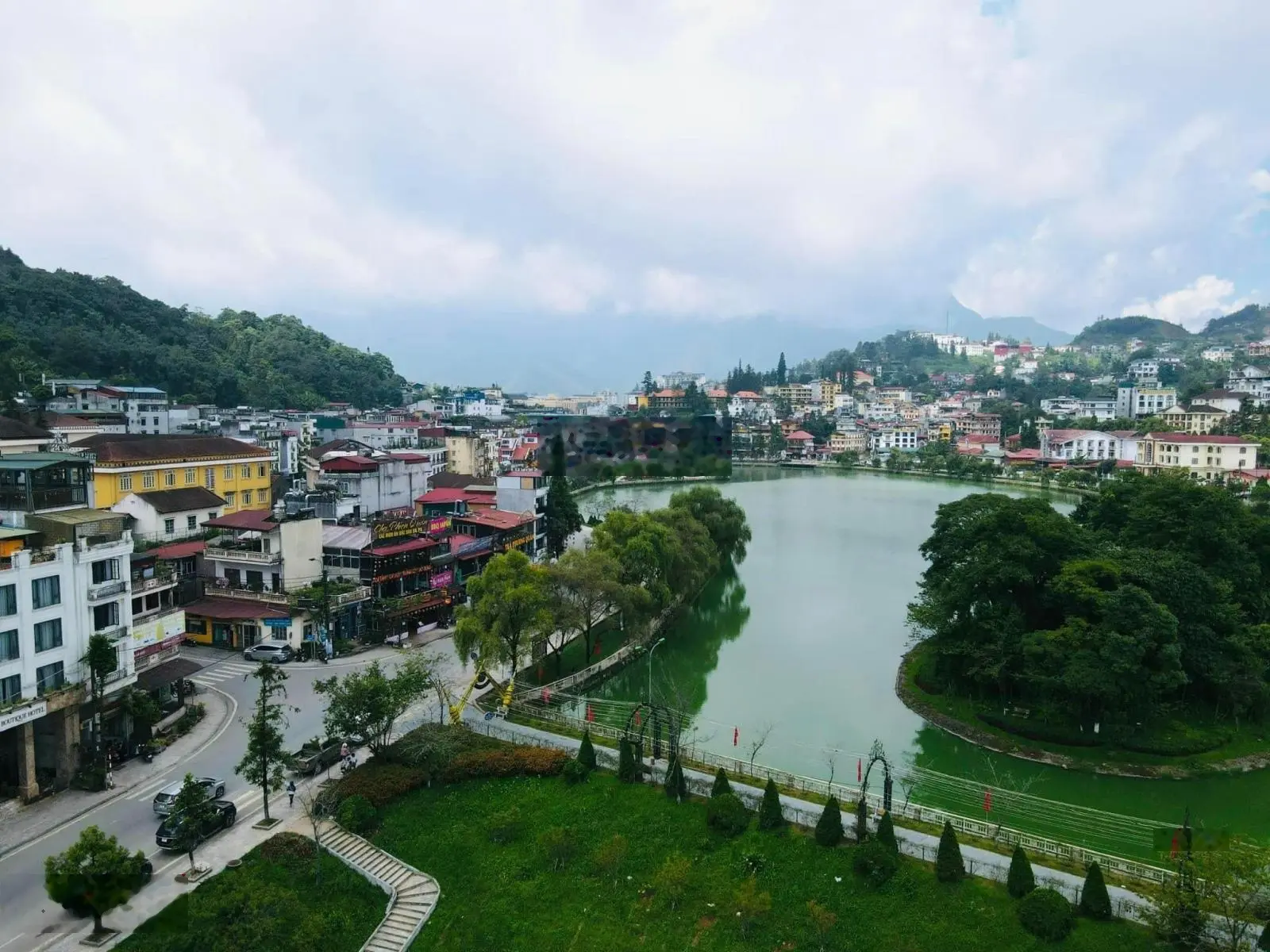 Bán nhà 3 tầng đối diện hồ Mắt Ngọc Sapa