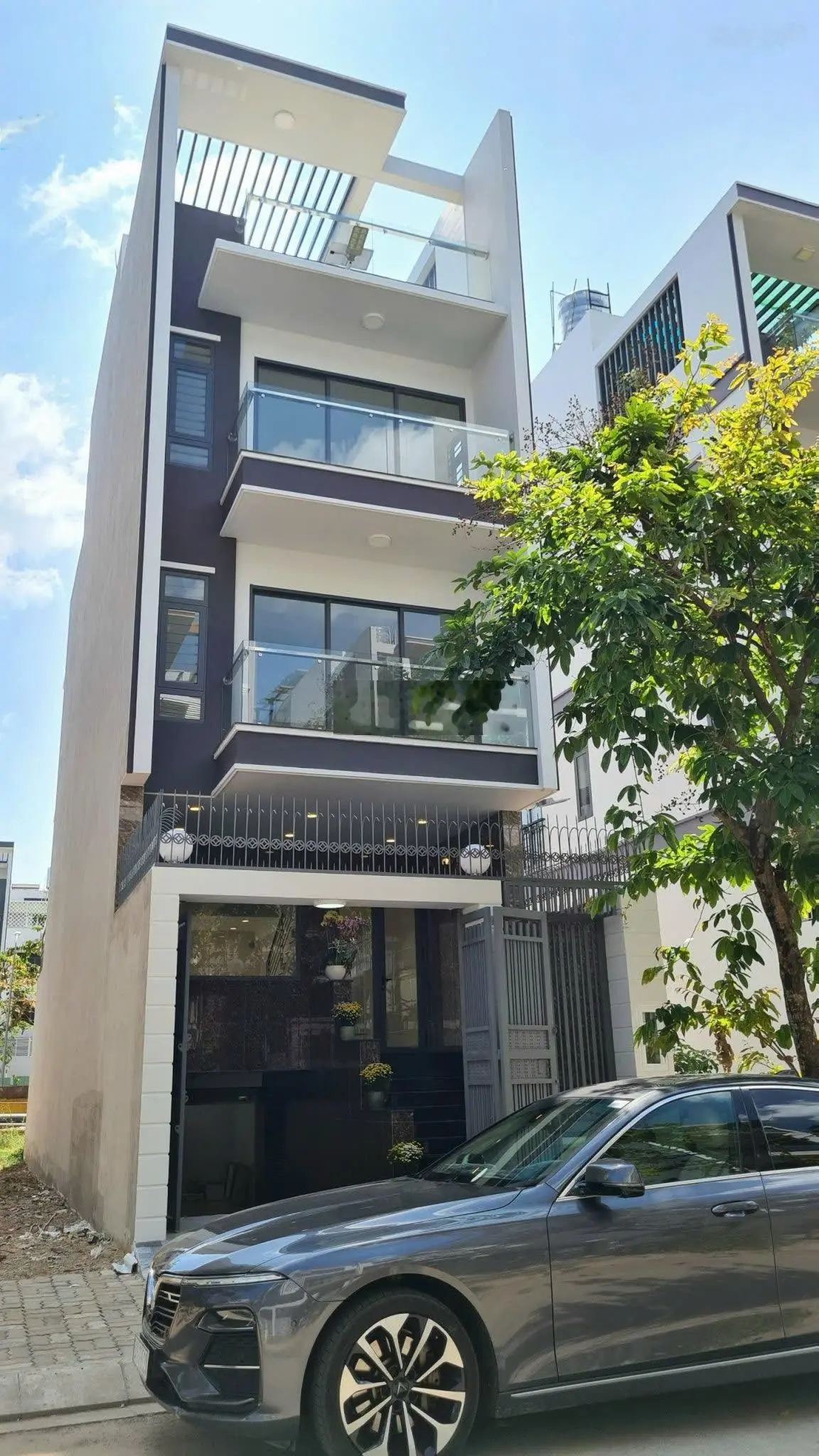 Cần bán nhà phố Dương Hồng giá 10tỷ có hầm - 3 tầng - sân thượng, mặt tiền đường số, sổ hồng sẵn