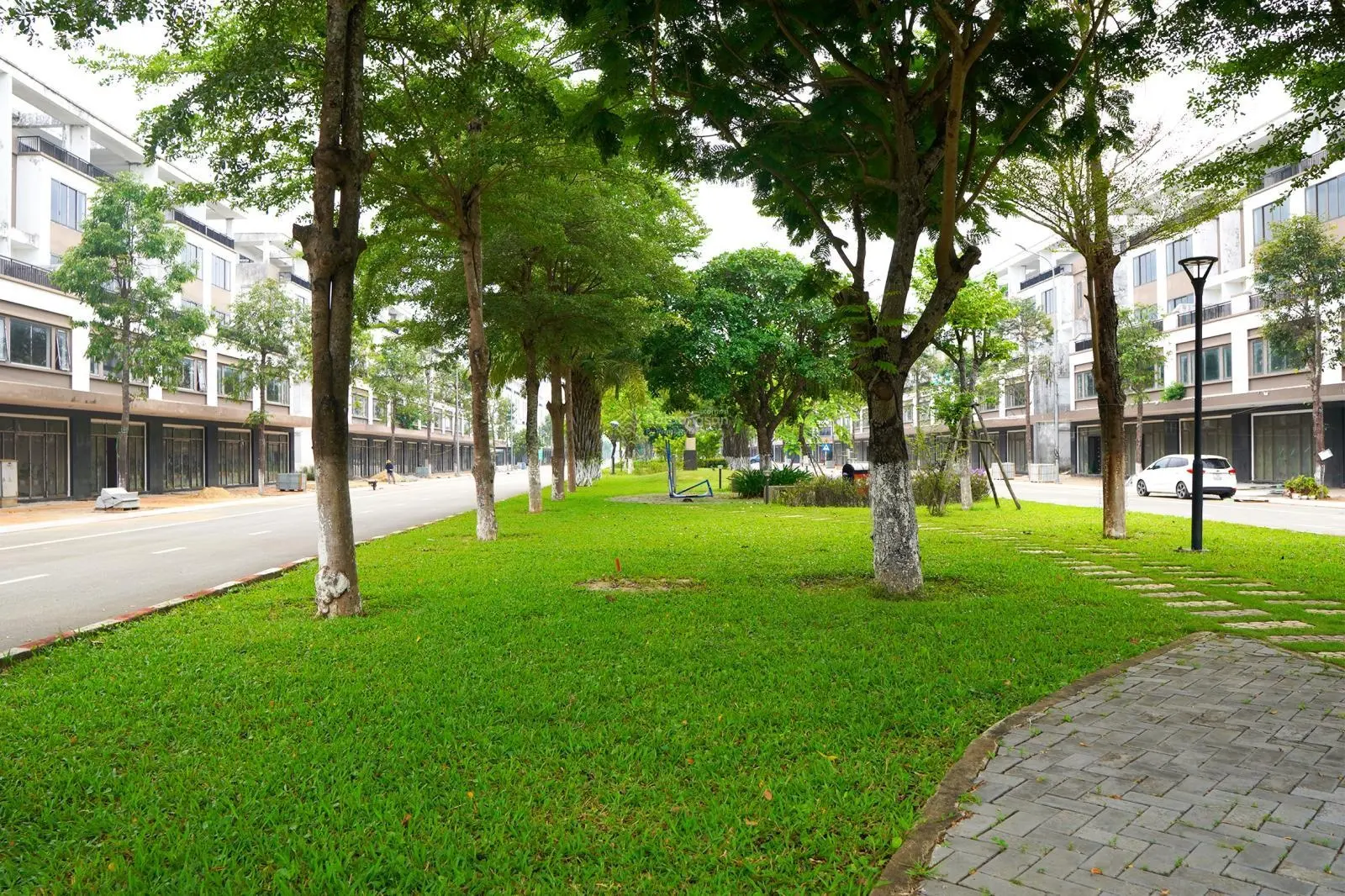 Bán nhanh lô đất đối diện công viên, đường 17,5m, sổ sẵn, hướng tây nam