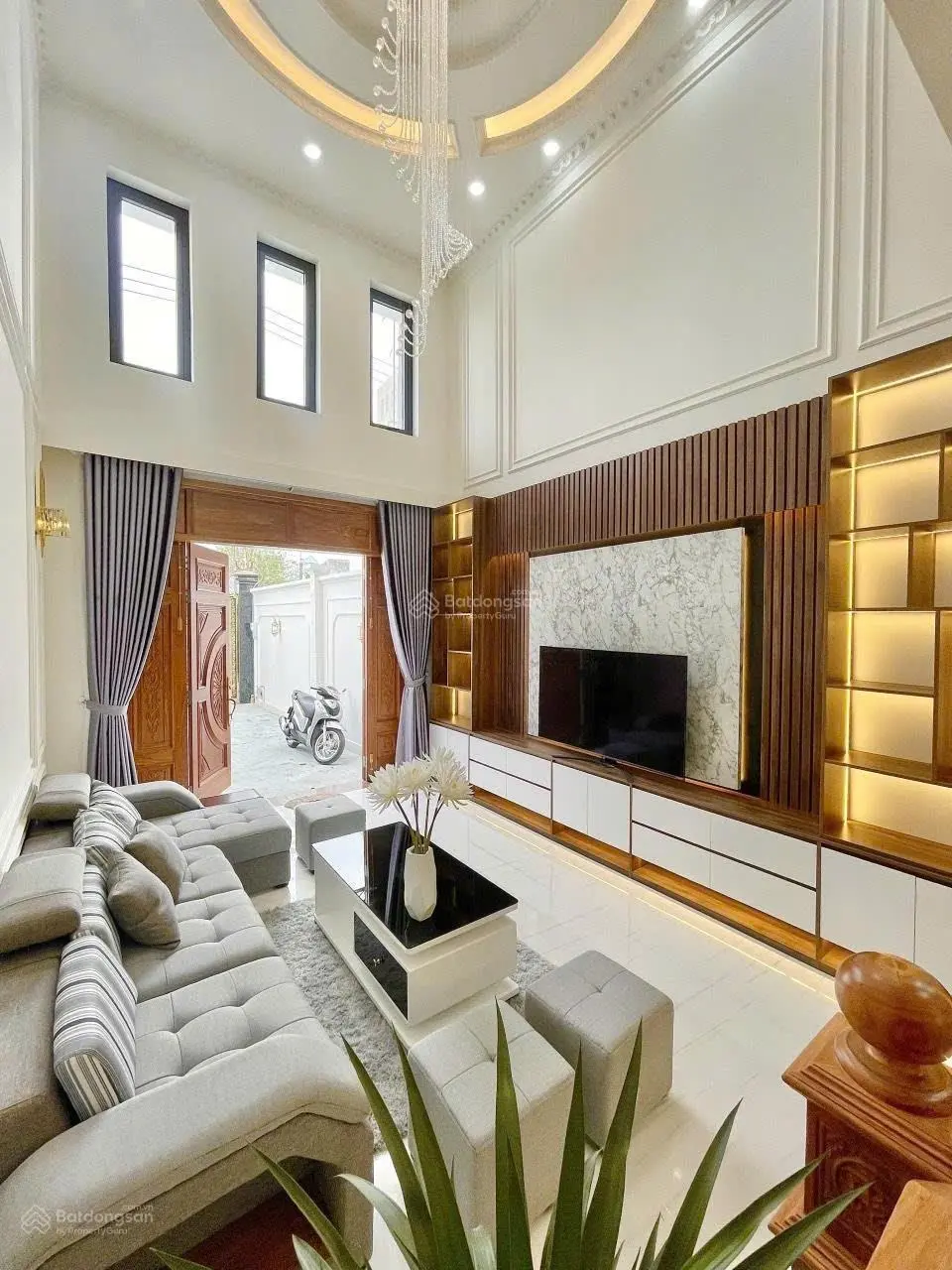 Ngộp! Bán gấp siêu phẩm nhà 109m2 x 5 tầng, QL13 Ngay Vạn Phúc City 9.9 tỷ