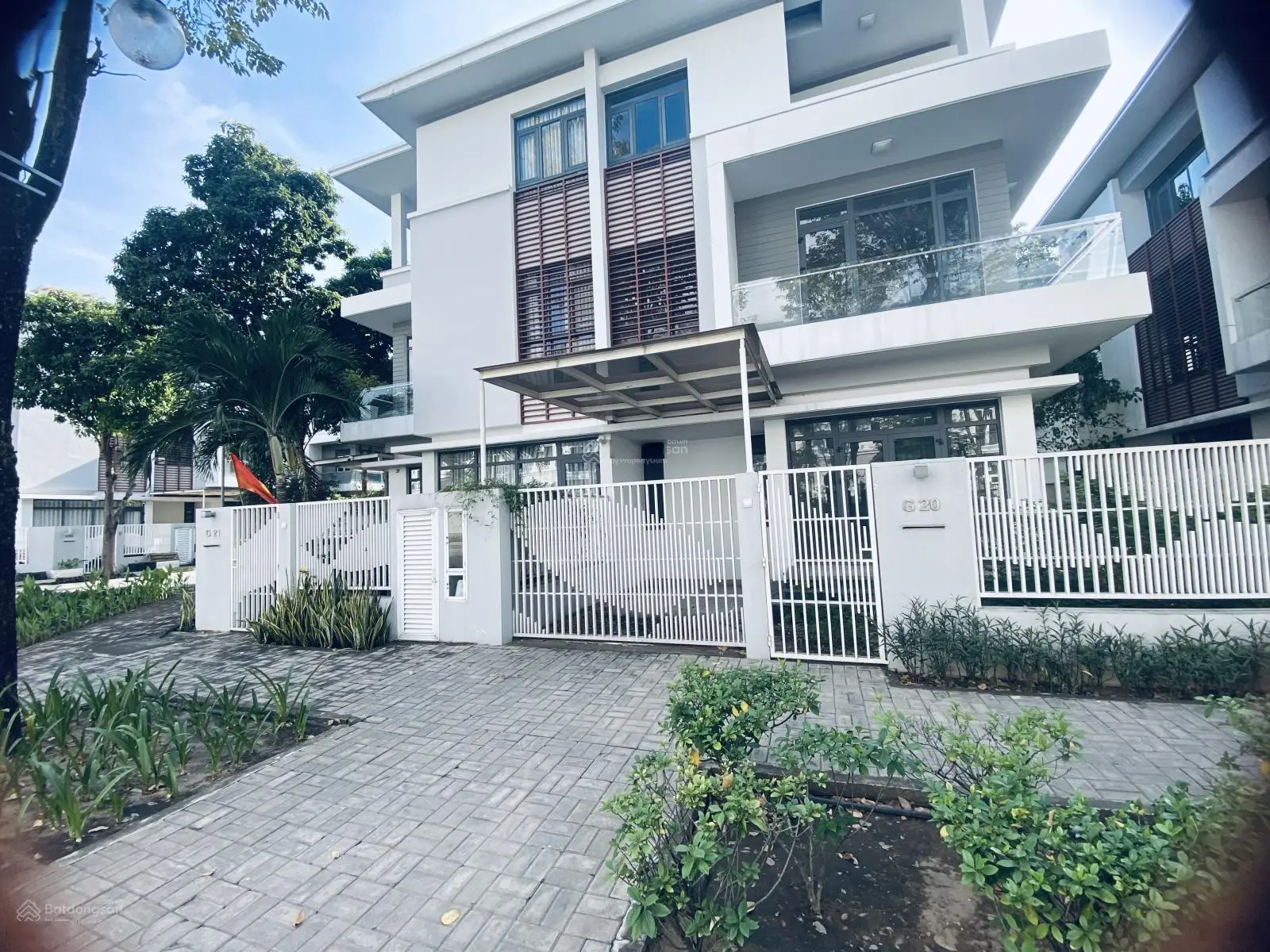 Chủ nhà cần ra gấp căn song lập 230m2 Phố Đông Village Quận 2 chỉ còn giá 22 tỷ thuận tiện mở VP