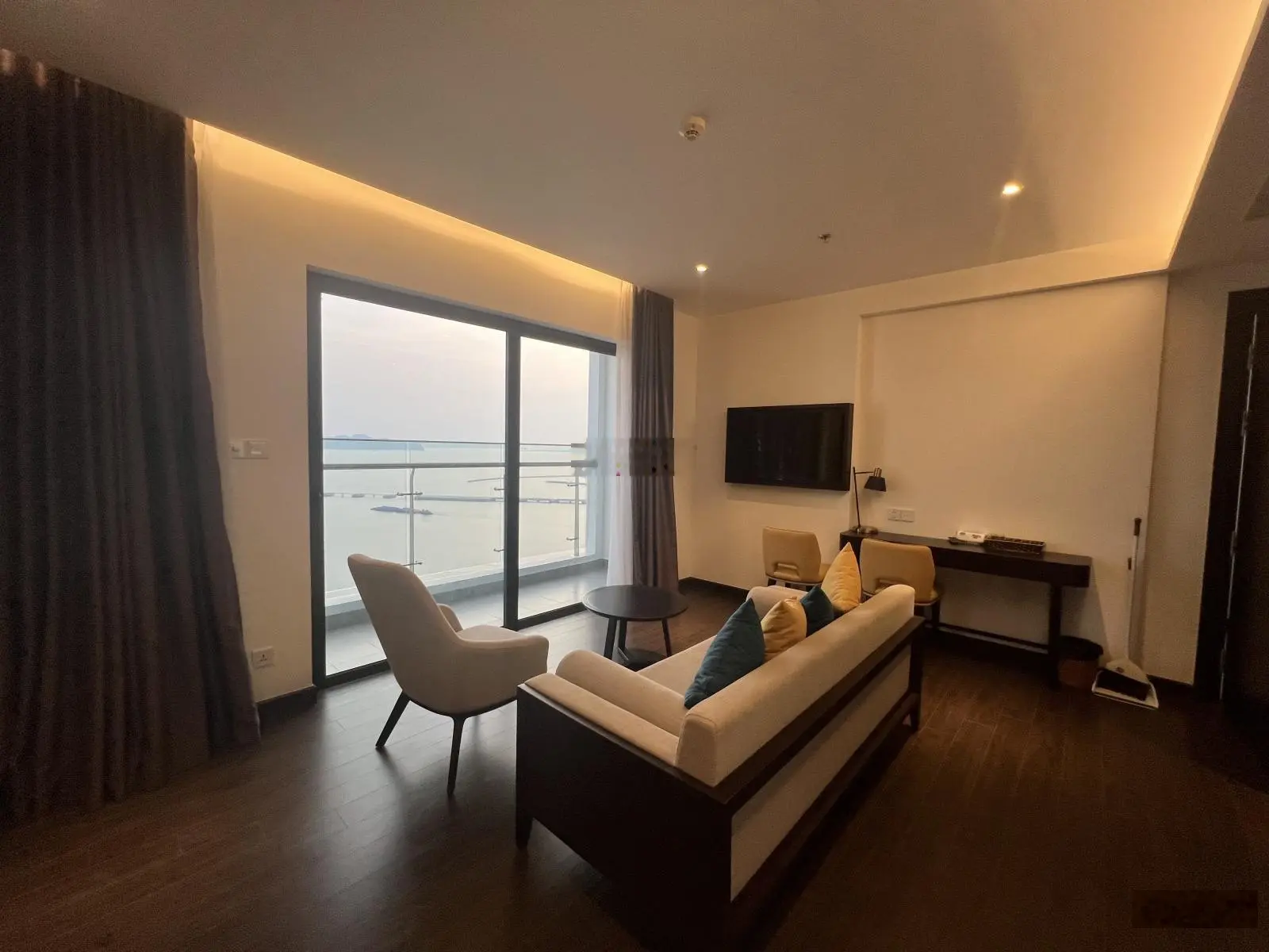 2N2VS trực diện biển giá có 3,8 tỷ thôi ạ, cắt lỗ gần 2 tỷ, toà S2 Sapphire. LH em 0936 585 ***
