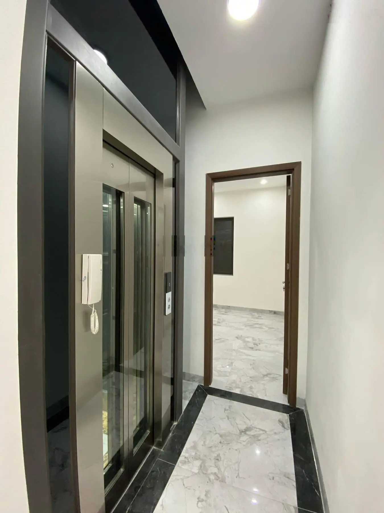 Bán nhà Phạm Văn Đồng, Cầu Giấy 40m2, 6 tầng, thang máy, thoáng mát, nhà mới, gần ô tô, hơn 9 tỷ