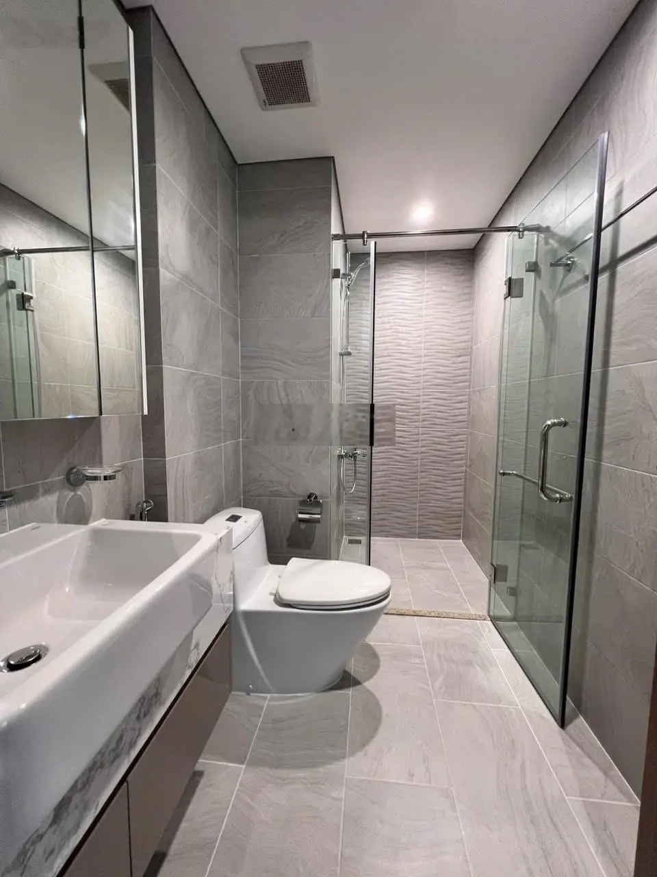 Chính chủ gửi bán gấp căn hộ 2PN, DT 81m2, tầng trung, view bể bơi, tại phân khu Tonkin