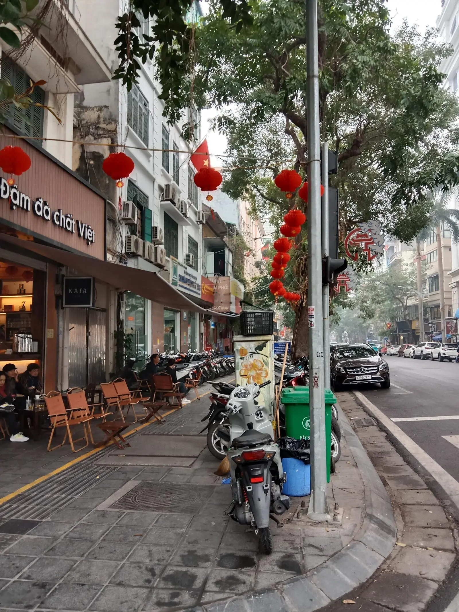Bán nhà mặt phố dt gần 30m2 trên sổ ,mt 6.8m kinh doanh dòng tiền cực khủng 150 triệu / tháng.