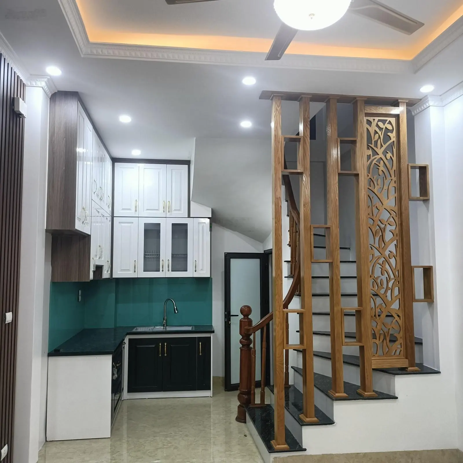 Cần Bán Nhà riêng Mặt phố Hào Nam 60m 6 tầng MT 4,0 m hơn 20 tỷ lô góc KD sầm uất vỉa hè 6m ÔTô.