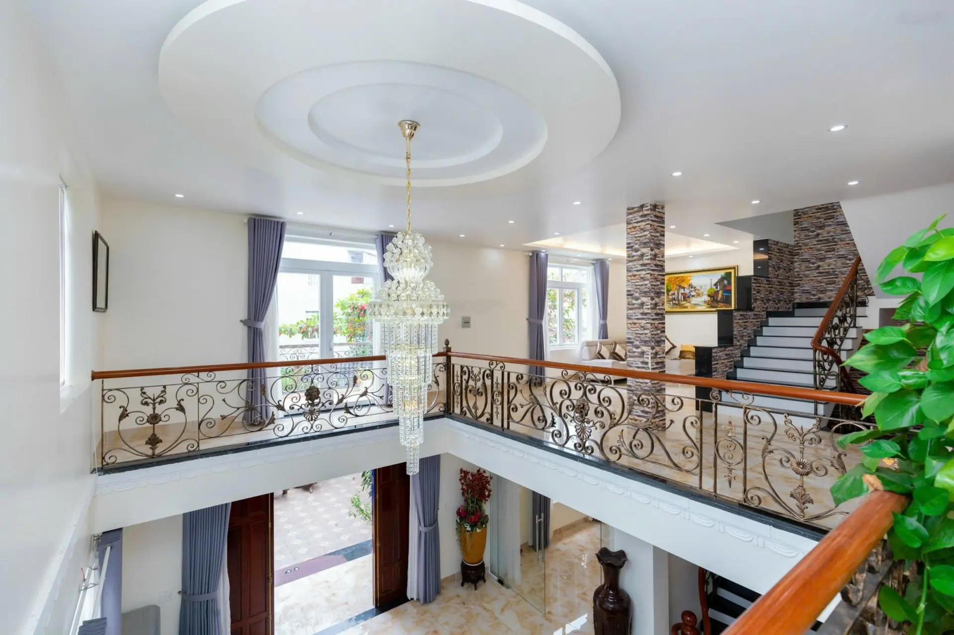 Biệt thự 1 trệt 2 lầu mới gần biển khu Á Châu, đầy đủ nội thất, đang cho thuê 50tr/tháng