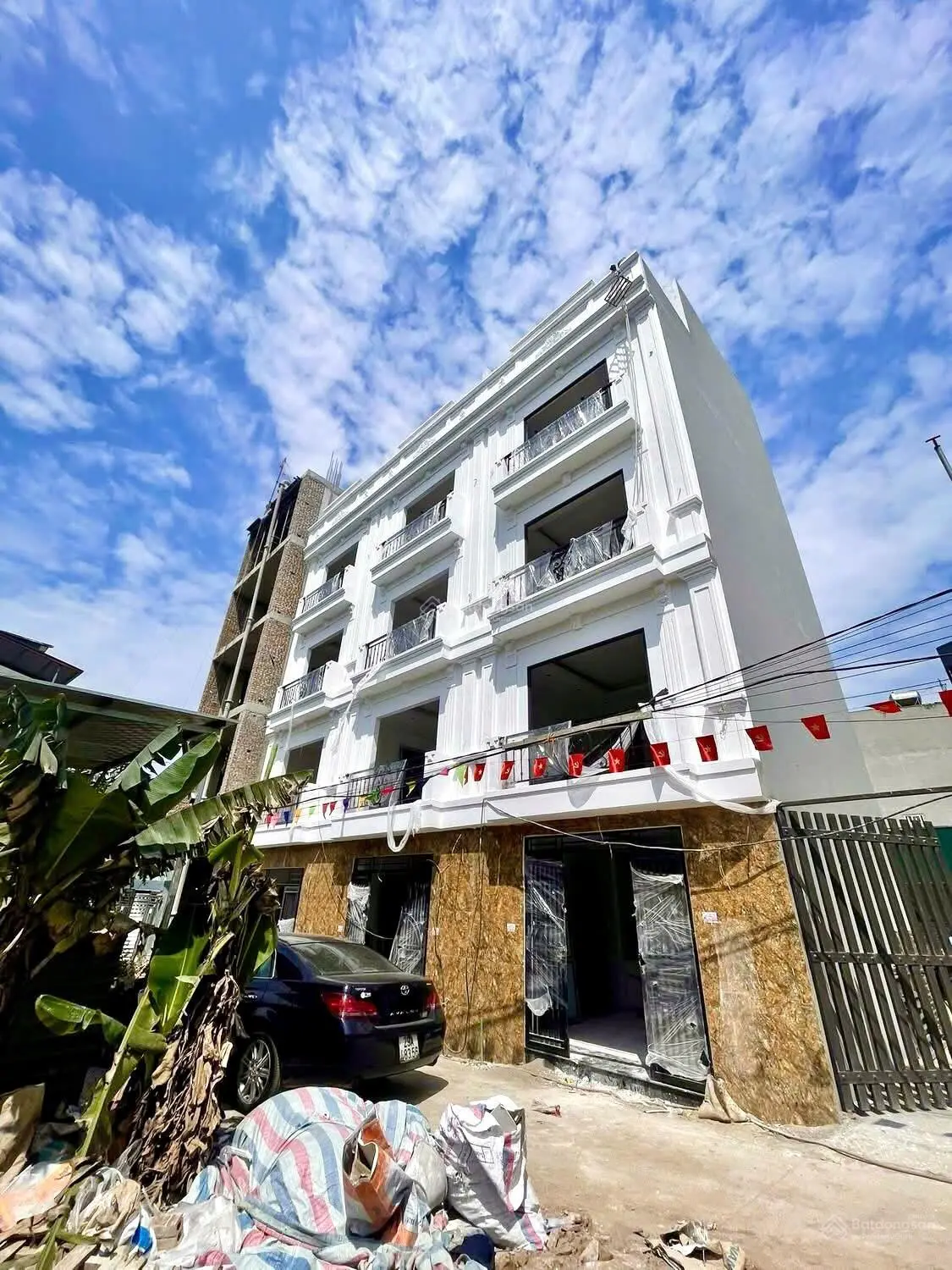 3 căn 5 tầng ảnh thật đường thông ôtô đỗ cửa chỉ hơn 4 tỷ ngay trạm bơm gần kđt Đô Nghĩa 0945134705
