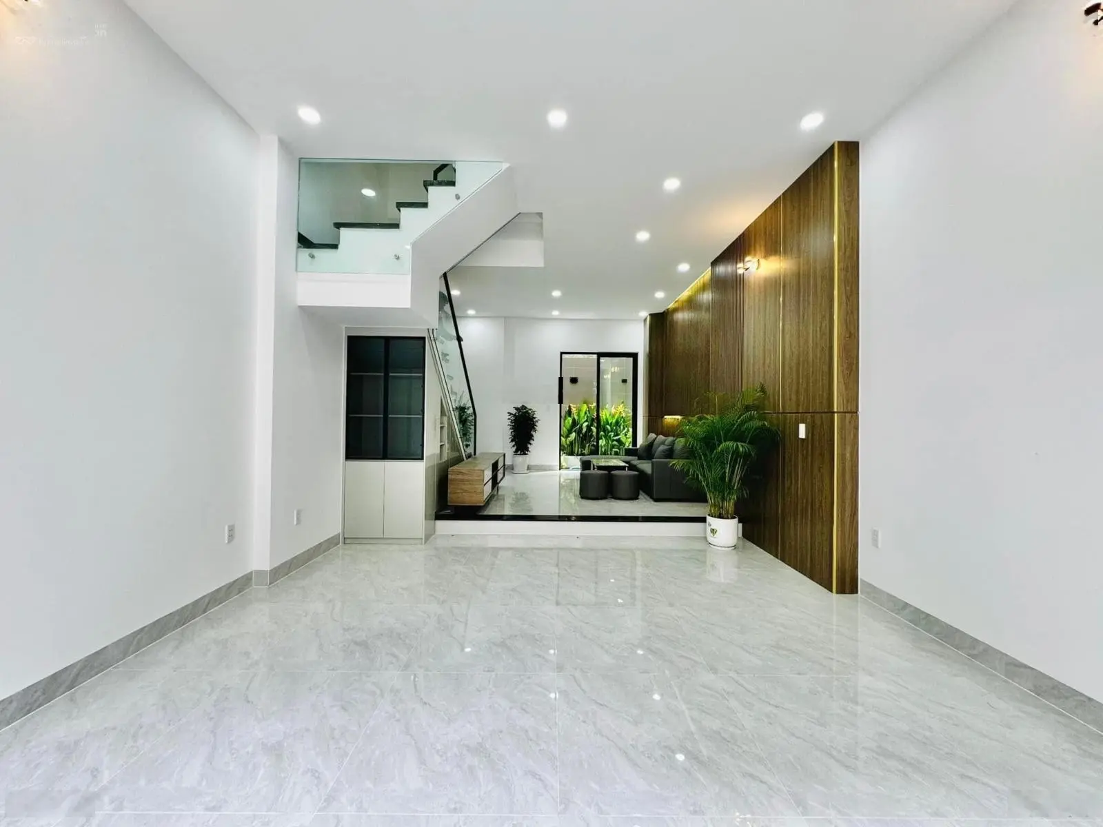 Cần bán nhà CMT8, P12, Q10. DT 62m2, trệt, 4 lầu. Giá 3 tỷ 450. Gần Công trường Dân Chủ.