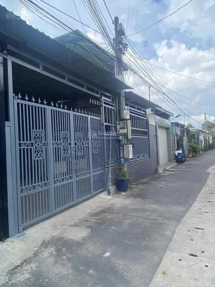 Bán đất tặng nhà cấp 4 trung tâm TP TDM, đường xe tải gần ngã tư Lê Hồng Phong