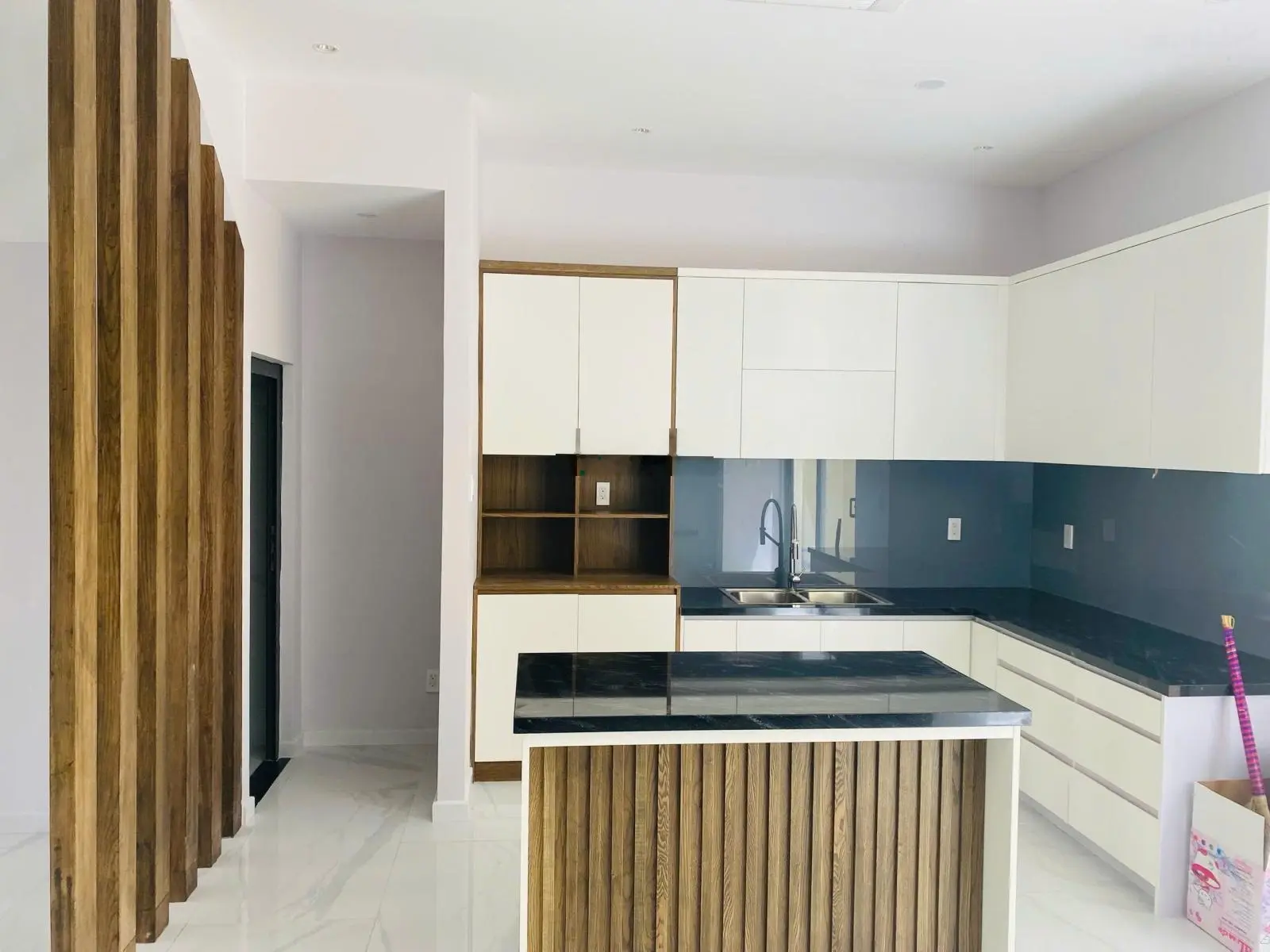 Bán nhà 6x17m, 3 tầng, hoàn thiện nội thất mới, sổ hồng, giá chỉ 16.5 tỷ (TL). LH: 0938241656