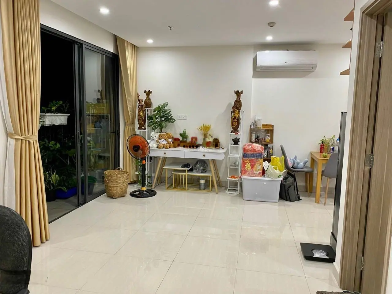 Bán căn hộ 2PN + 1 2tỷ650, sổ, Vinhomes Grand Park tặng full nội thất hướng Đông Nam