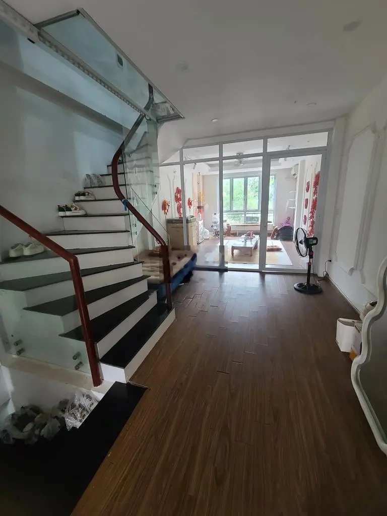 Cần bán nhà mặt phố Cầu Giấy 42m2, 5T, lô góc, vỉa hè kinh doanh đỉnh