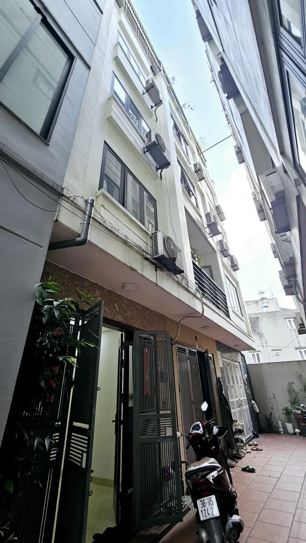 Nhà đẹp việt hưng ô tô đỗ sát cửa giá hợp lý cho người thiện chí