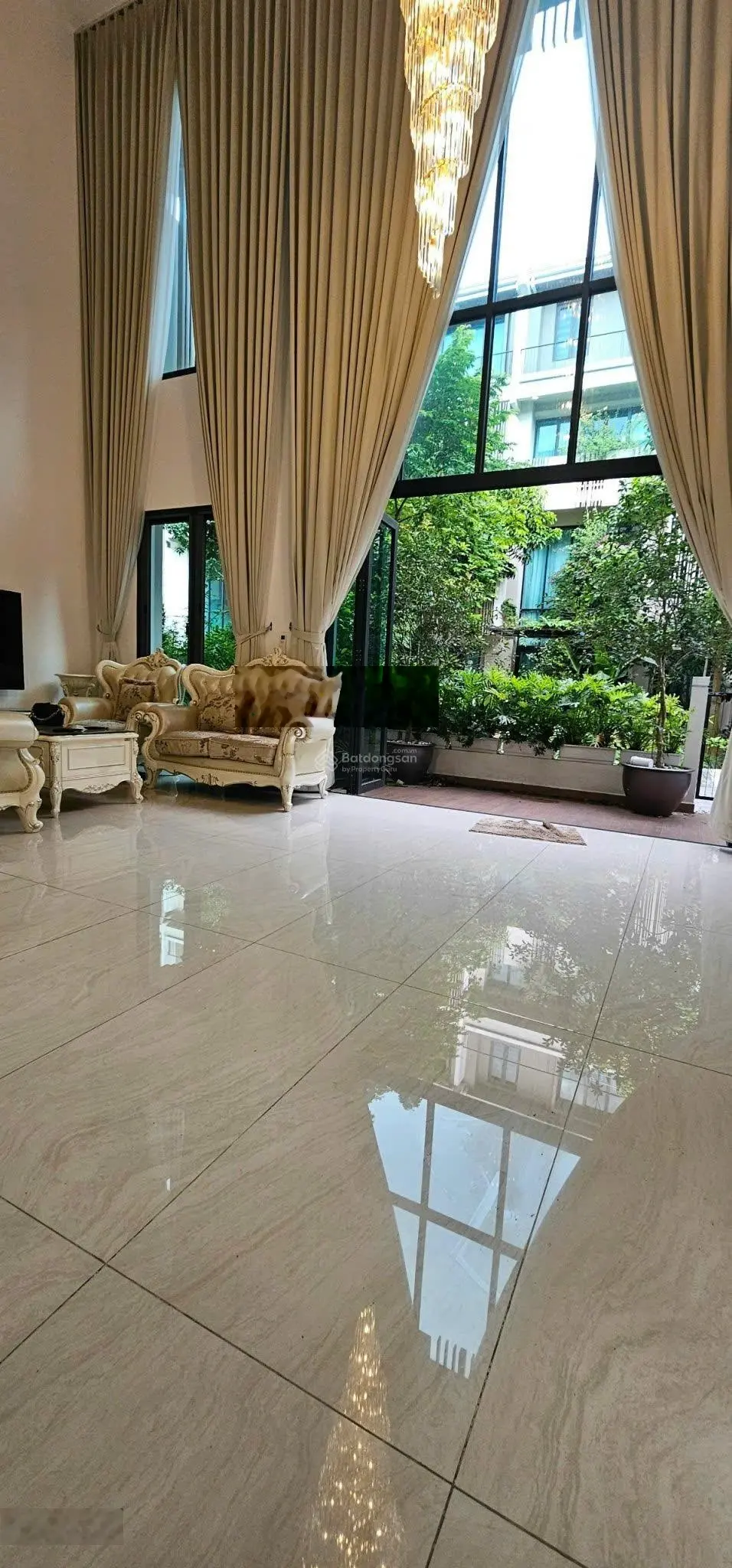 Bán căn Mansions 154m2 thang máy hai mặt thoáng, vị trí gần Clubhouse giá 55.5 tỷ. LH 0931686226