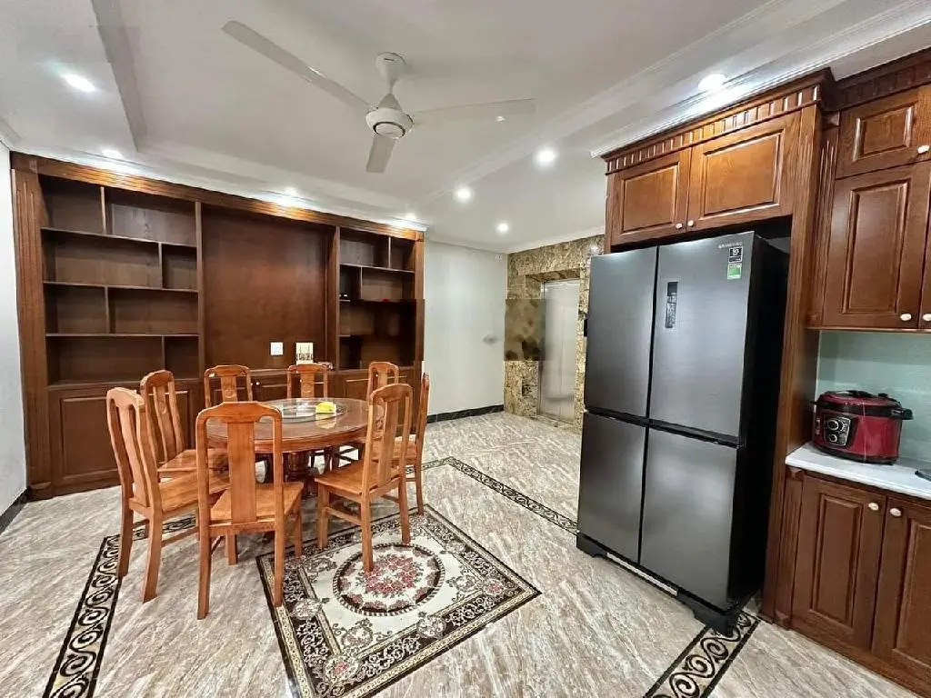 Nhà Bồ Đề mặt ngõ thông ô tô vào nhà - nhà 7 tầng thang máy nội thất xịn vài bước hồ điều hòa