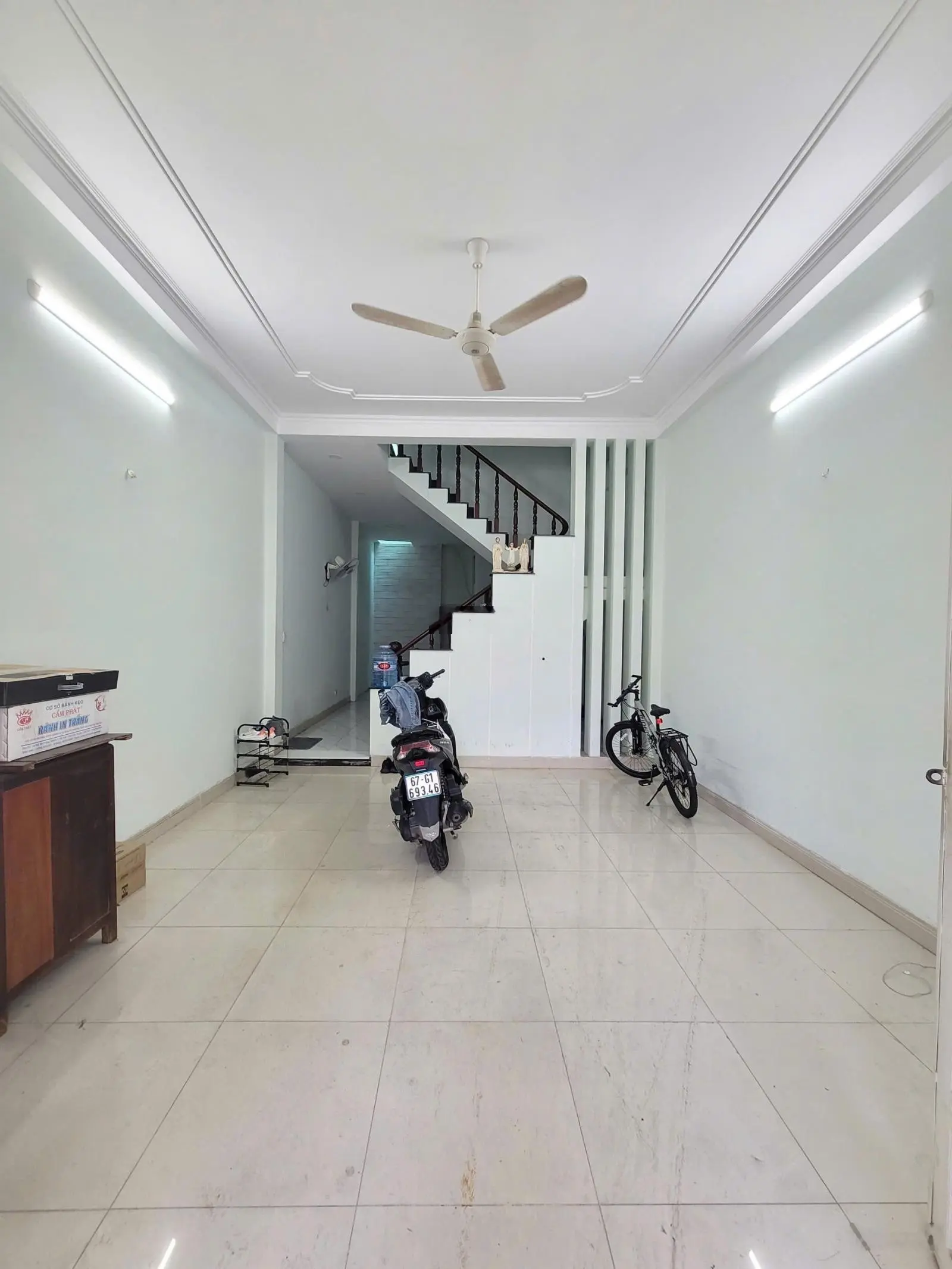 Nhà 4.6x15.5m, 2 lầu, 3.85 tỷ TL, Trung tâm hành chính Dĩ An, nhà còn mới, đường OTO thông 2 đầu