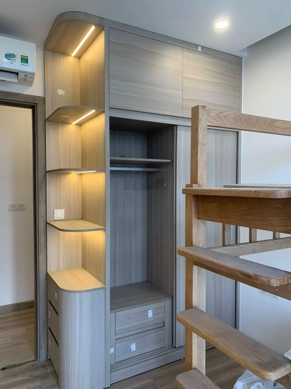 Căn hộ 2 phòng ngủ 2WC 63m2 Sol Forest Ecopark view Biệt thự Đảo full nội thất gỗ, giá 2tỷ950