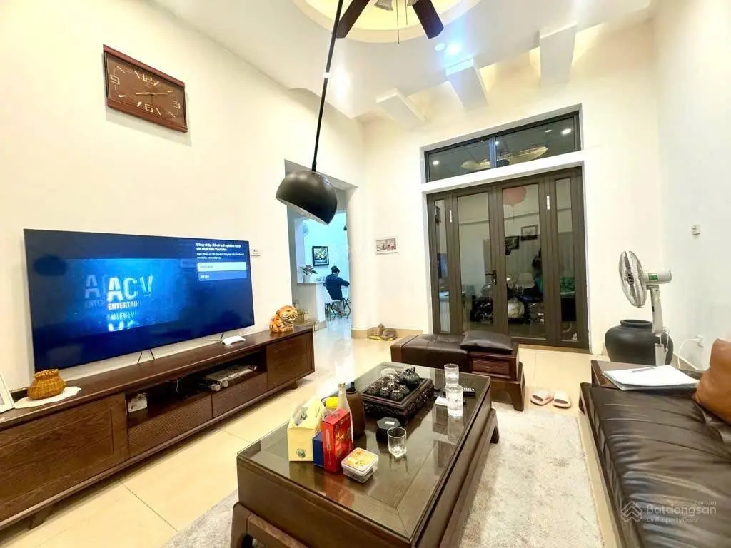 Bán nhà Phố Hoàng Mai 65m2, MT 9m, lô góc 2 thoáng, sổ vuông giá nhỉnh 11 tỷ
