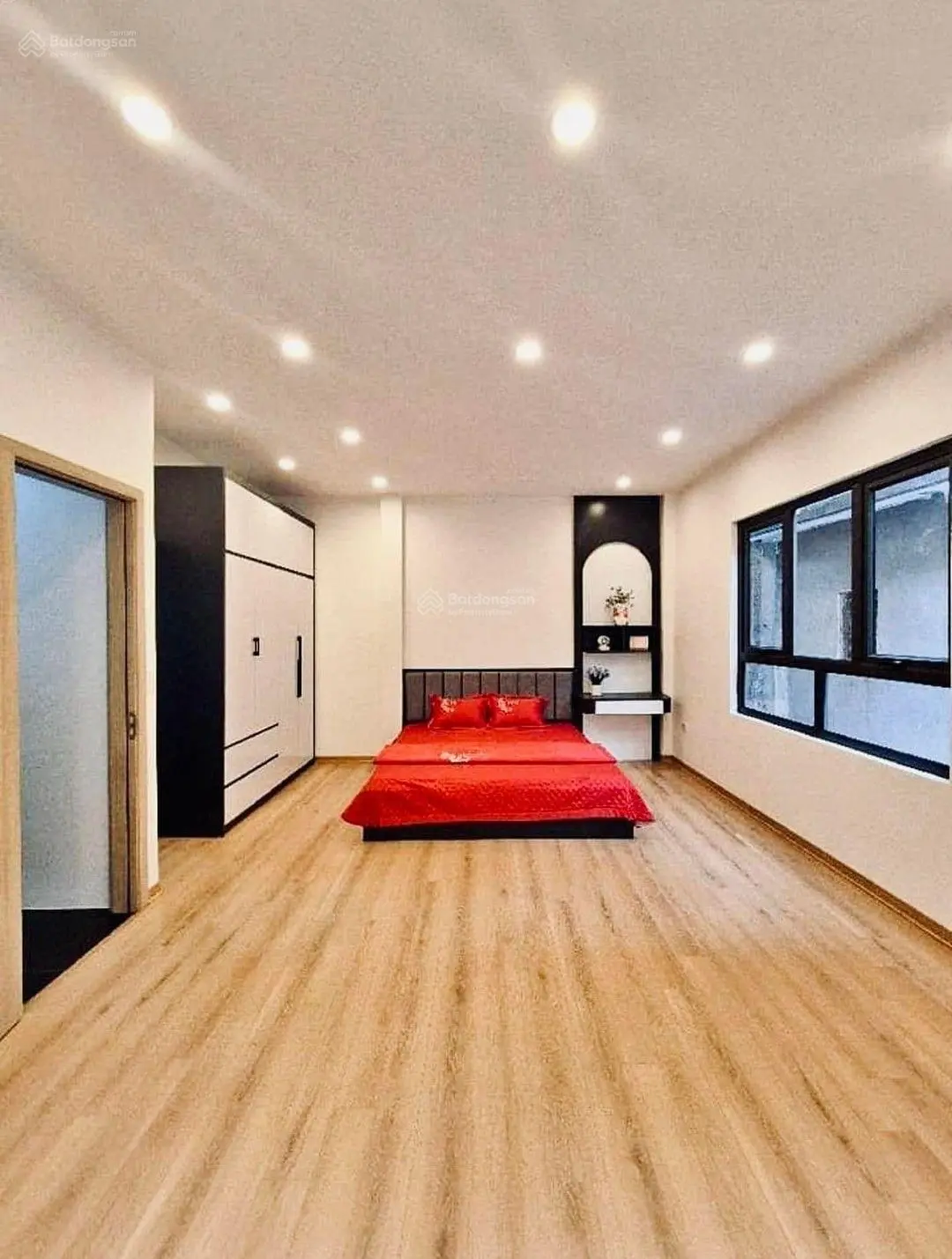Bán Gấp nhà đẹp 40m2 Cạnh Phố Cổ Linh Ô tô đỗ cửa. Nhà mới hiện đại chỉ 6 tỷ