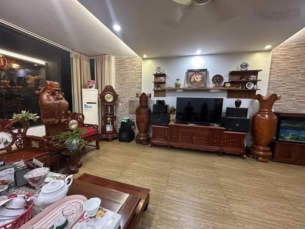 Chính chủ cần bán gấp nhà 3 tầng phố việt Hưng DT 95m2, MT 6m, gần sát đường Trần Hưng đạo