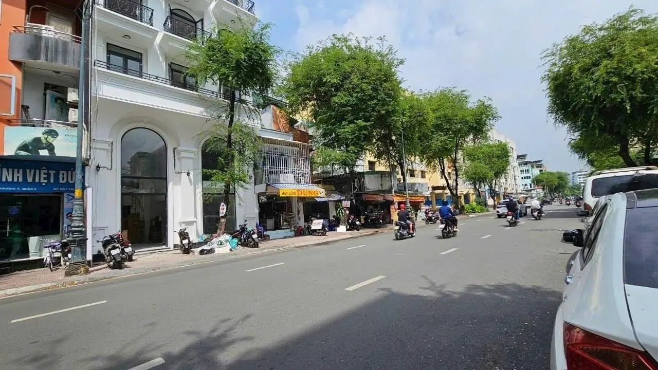 Bán nhà tại Trương Định, P9, Q3. DT đất 99m2, 1 trệt 5 lầu 1 lửng, có thang máy giá tốt
