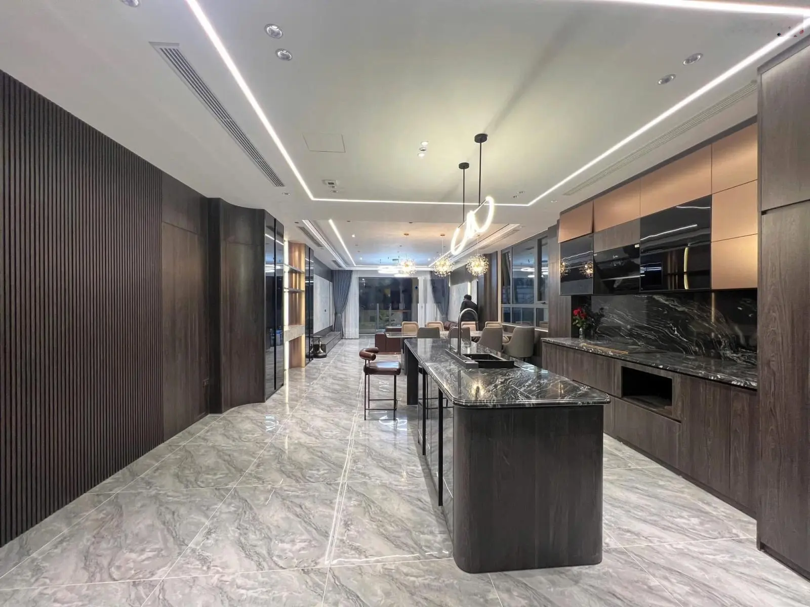 Nguyễn Văn Cừ 100m2, 8 tầng thang máy MT 5m ô tô 7 chỗ vào nhà ngõ thông cách mặt phố 15m
