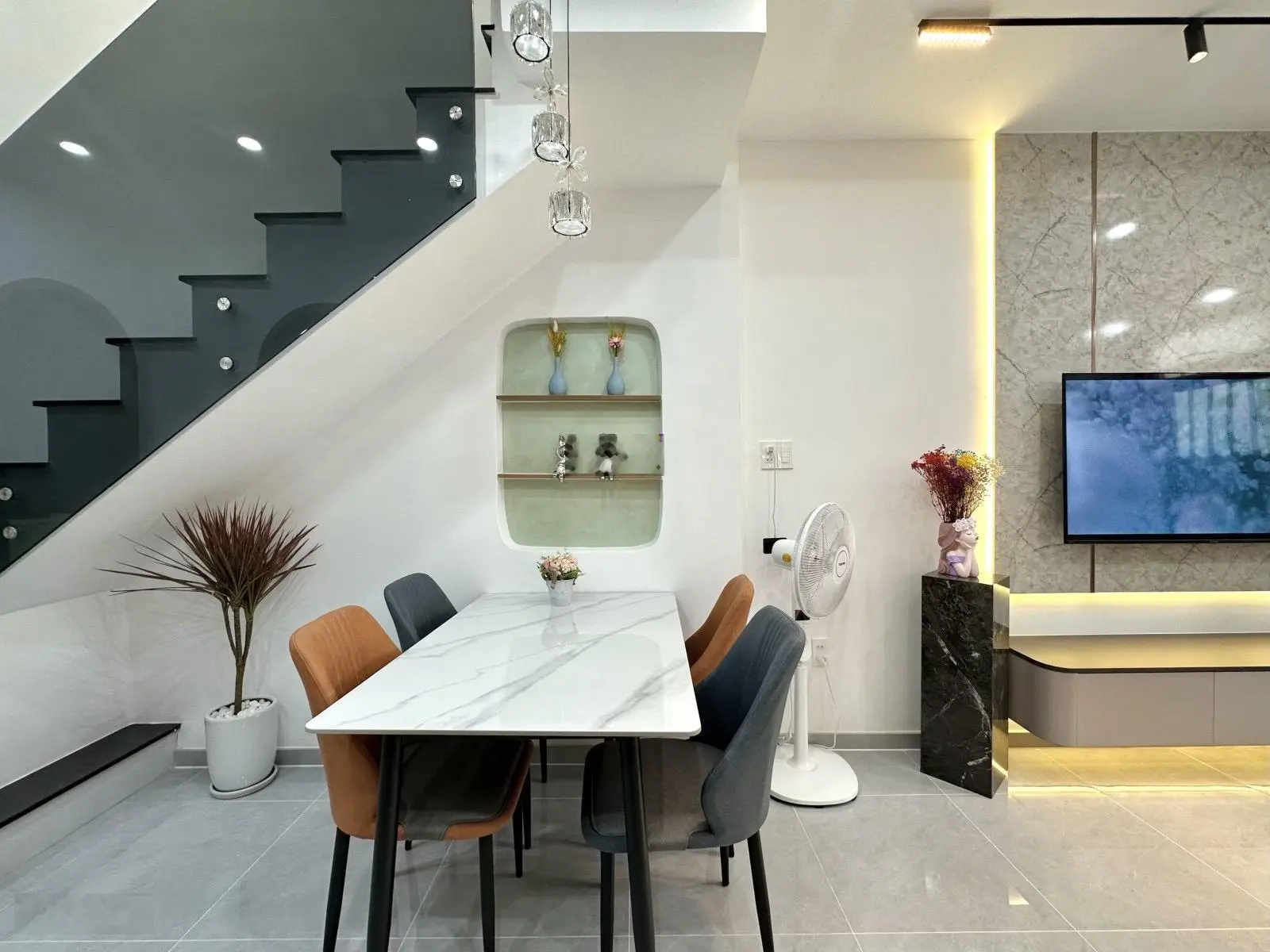 Bán nhà tặng full nội thất trên đường Nguyễn Văn Đậu, phường 11, Bình Thạnh.
