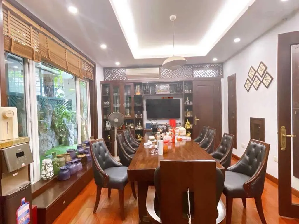 Bán biệt thự sân vườn 3 thoáng vị trí đẹp nhất khu Việt Hưng 230m2 x 4 tầng. LH 0967 066 ***