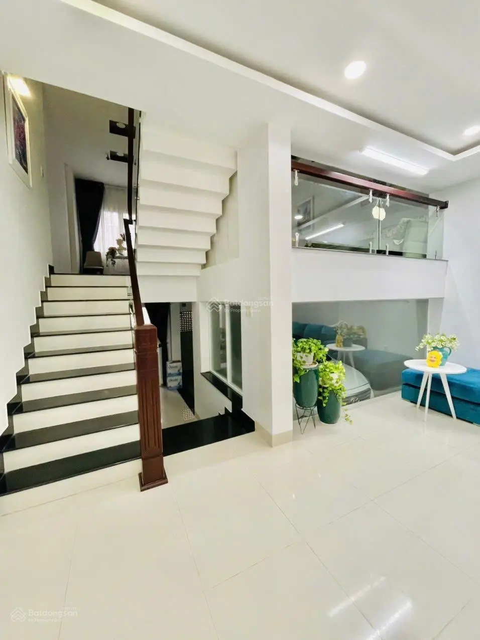 Nhà mặt tiền đường Nguyễn Hữu Huân - Phước Tiến, 135,1m2 ngang 6,1 có gara ô tô có 4pn giá 18,2 tỷ.
