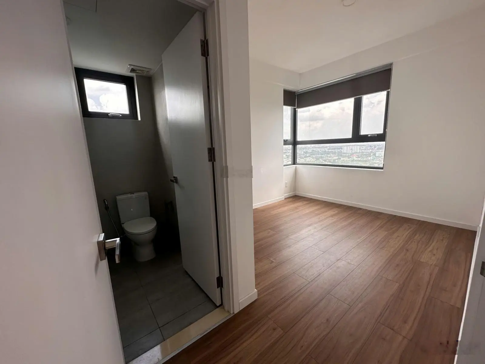 Định cư nước ngoài,bán gấp căn Ricca Q9 sát Q2 2PN,2WC 70m2 view sông-đông nam giá 2tỷ4-đã có sổ