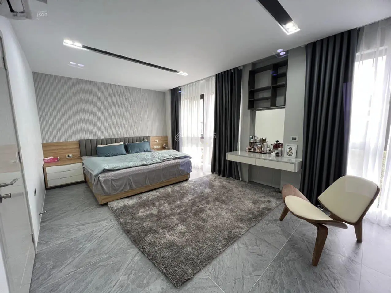 Quá ngon! phân lô phố VIP KV Hoàng Cầu, ô tô, 3 bước ra hồ, 40m*5 tầng giá chỉ 12 tỷ