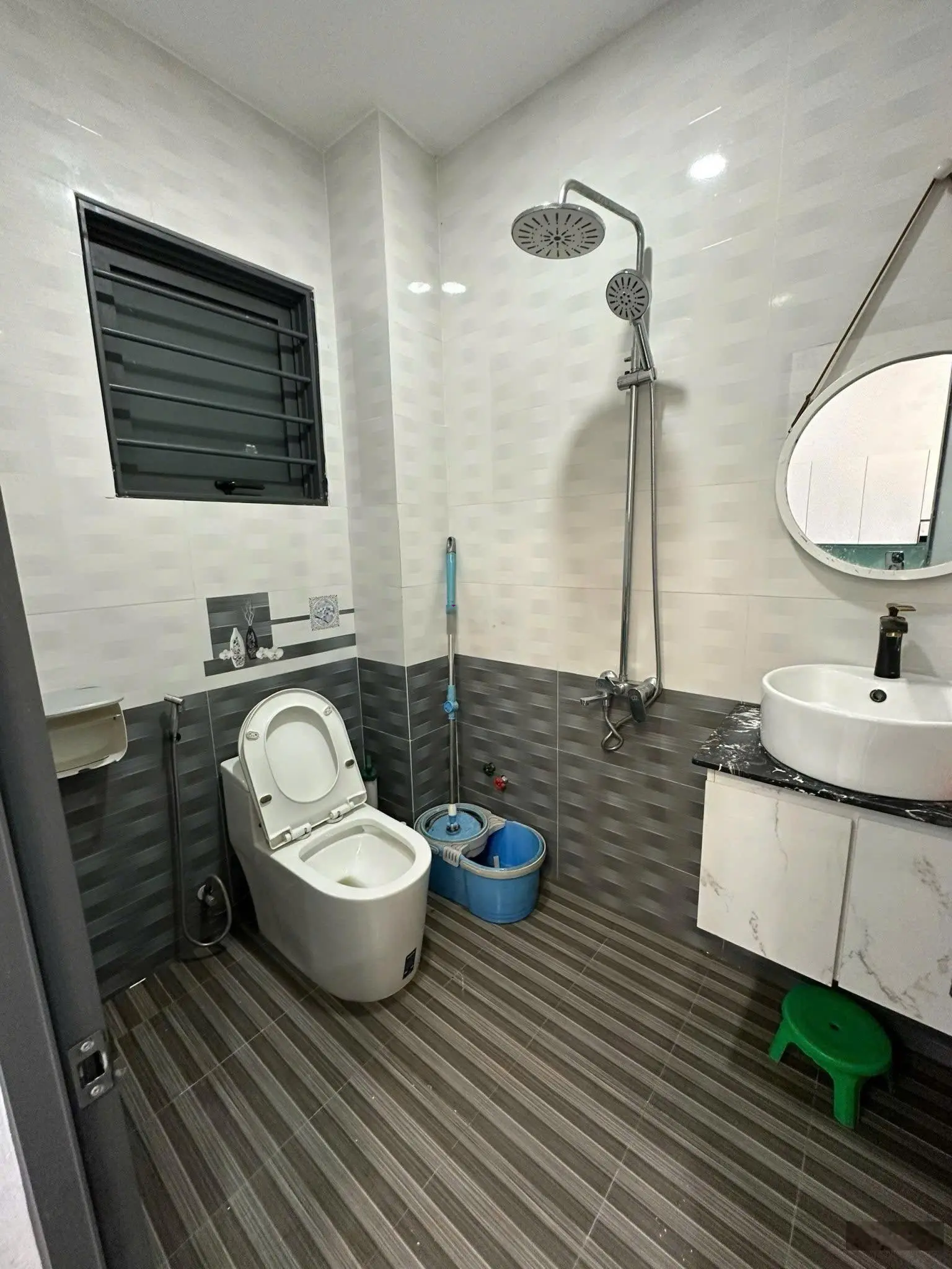 Bán gấp nhà riêng 1 lầu 1 trệt 1 tum, 2PN, 2WC, 70m2 tại KDC, Tân Bình, Dĩ An, giá cực chất 3,65 tỷ