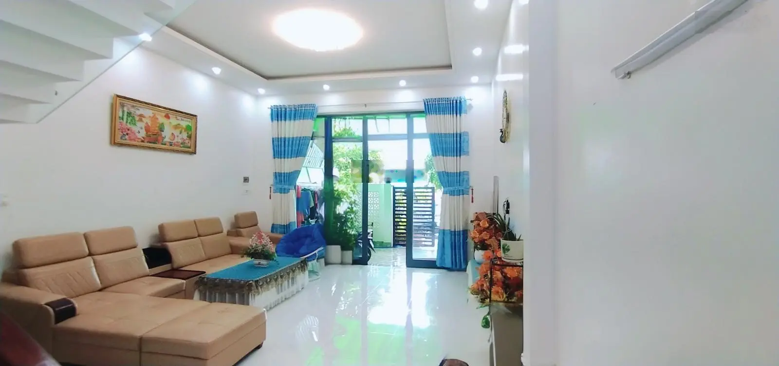 Nhà thiết kế hiện đại 1 trệt 1 lầu, sân thượng, nội thất đầy đủ, lộ giới 16m, phường 1, TP Cà Mau