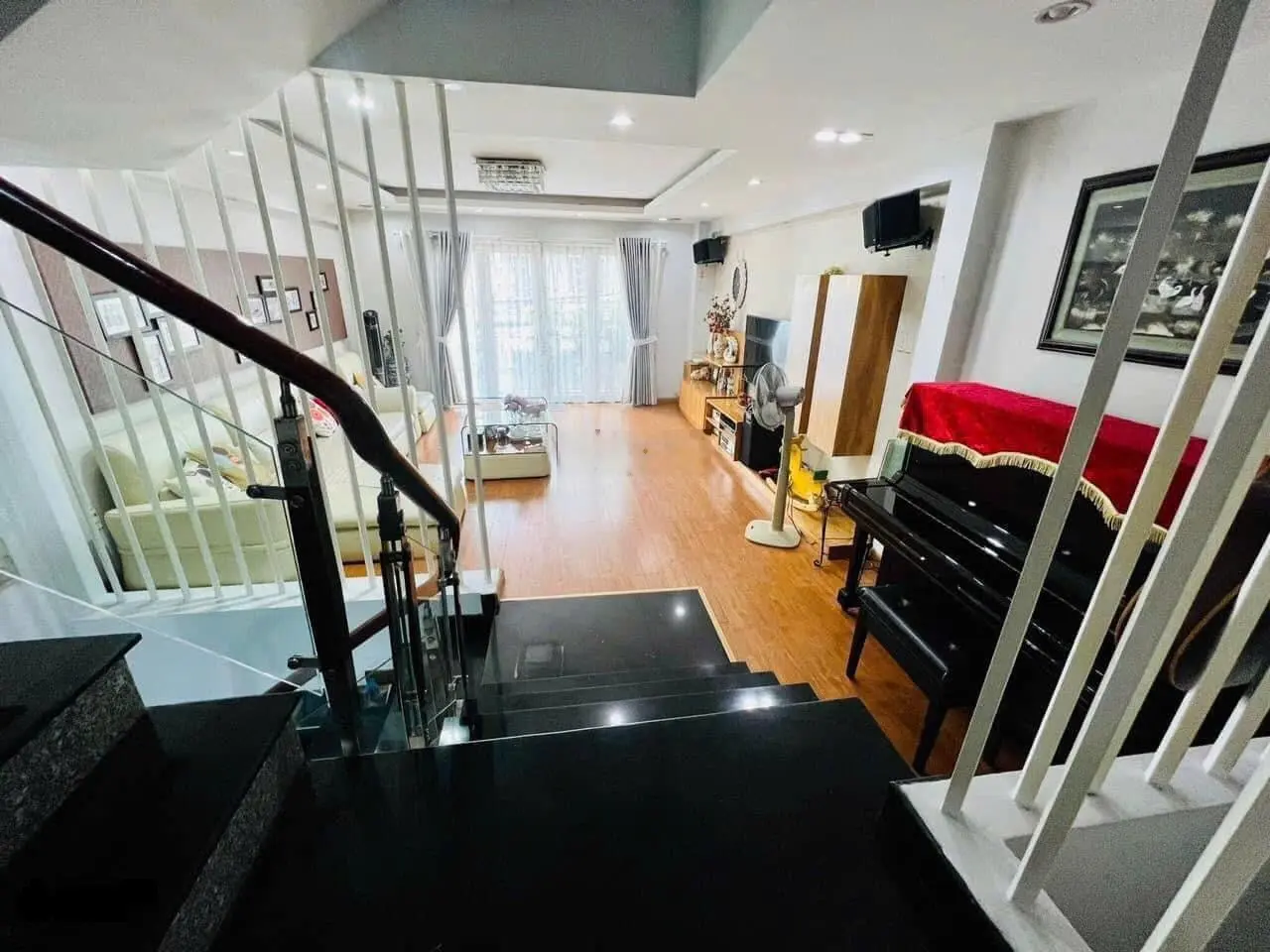 Hẻm nhựa 8m thông đường Nguyễn Hữu Tiến. Ngang 5m, 5 tầng. Giá 8.9tỷ TL