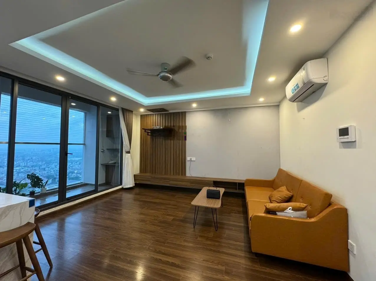 Cần bán gấp căn hộ 2 phòng ngủ tầng trung, ban công hướng thoáng mát. Nhấc máy gọi em : 0343 191 ***