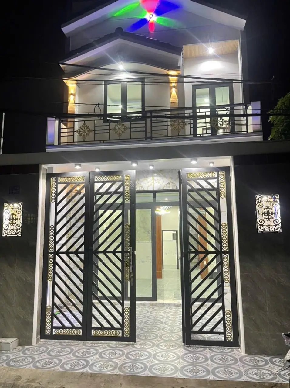 Nhà mới xây, ngay ủy ban xã Qui Đức (5,2 x 16)m 1 lầu 3,9 tỷ. Đường nhựa khu phân lô