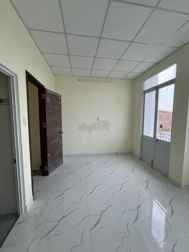 Nhà mặt tiền hoàn thiện gần chợ, trường học