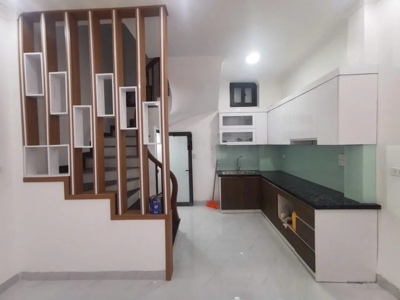 Bán nhà Đức Diễn - Bắc Từ Liêm 5 tầng giá 5 tỷ 200tr