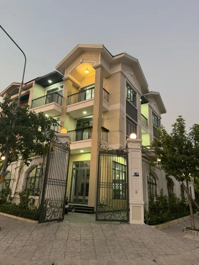 Bán biệt thự 312m2, 2MT khu Bình Lợi, view công viên - 16x20m, 3 tầng, gara ô tô - 28 tỷ (tin thật)