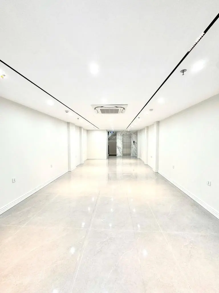Toà nhà vp 8 tầng quận cầu giấy - vỉa hè ô tô tránh - view vườn hoa