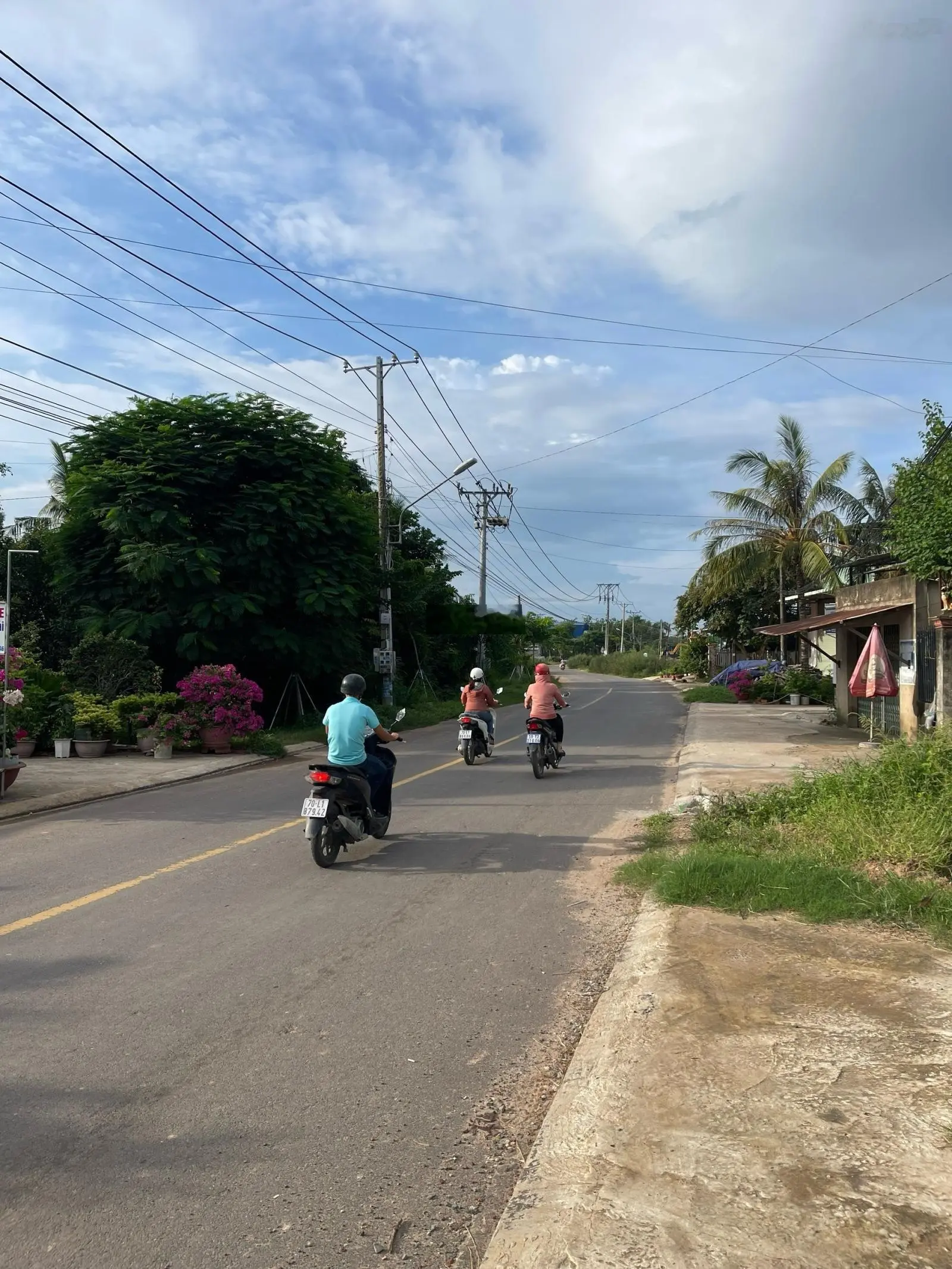 Mặt tiền ngay ngã tư Cây Dương - sầm uất