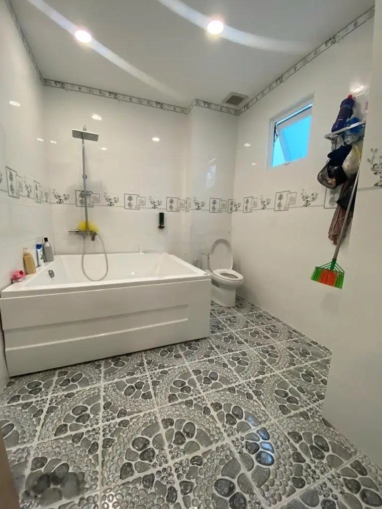 Nhà đẹp 6.8x28m, 3 tầng. Vị trí cực đẹp, toàn biệt thự. Cần bán nhanh
