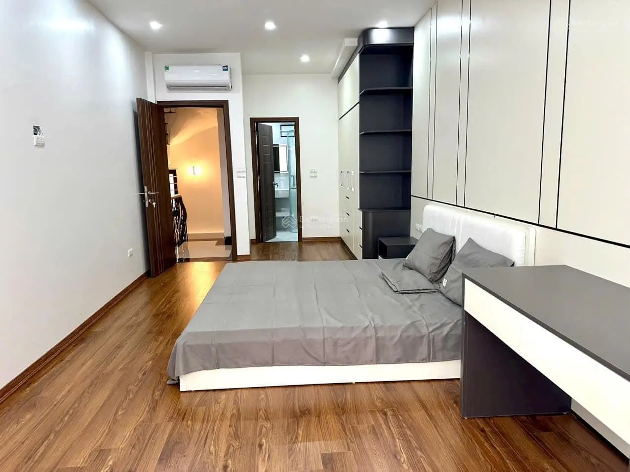 Bán gấp nhà chính chủ trung tâm quận ba đình 5 tầng x40m giá 8.95 ỷ 0912251792
