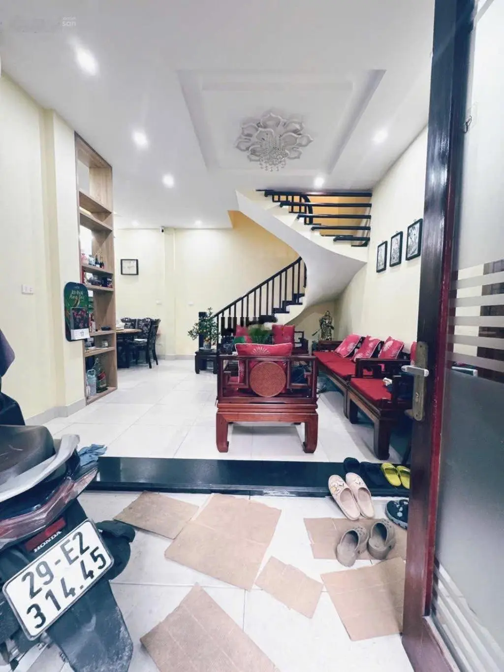 Đường Láng - Gần Ngã Tư Sở - 5 tầng dân xây - Ngõ thông rộng - Cách mặt phố 30m - 50m2 - 9.68 tỷ