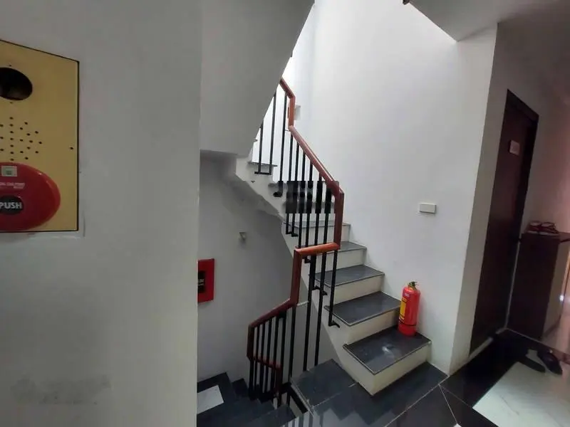 Tòa nhà căn hộ dịch vụ 125m2, 9 tầng, 35 phòng, khoá cửa vân tay - 3 thoáng. Doanh thu 2 tỷ/năm