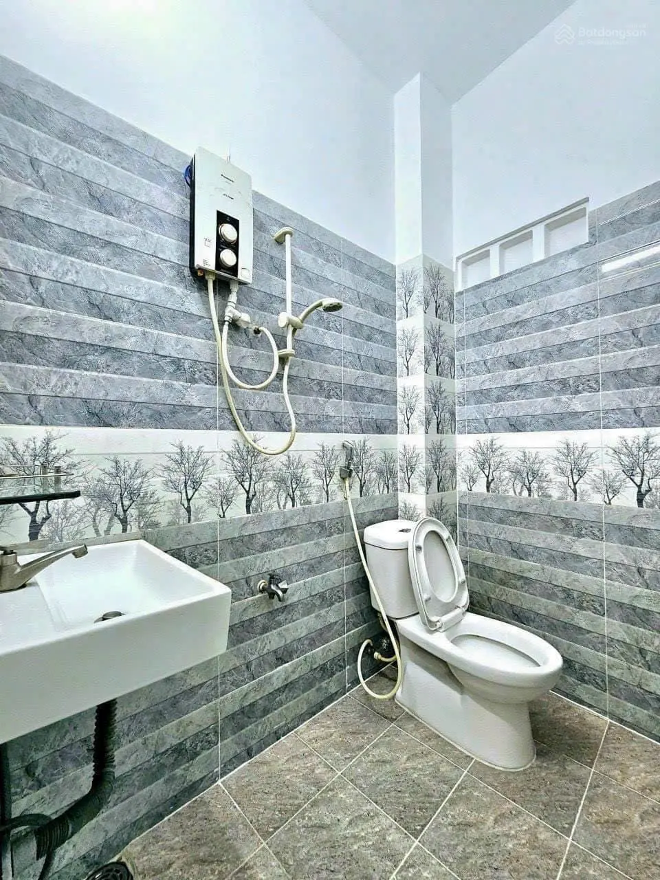 Chính chủ kẹt tiền bán gấp căn nhà ở sát chợ BÌNH CHÁNH, đường ĐINH ĐỨC THIỆN, 5,6mx20m, giá 1 tỉ 1