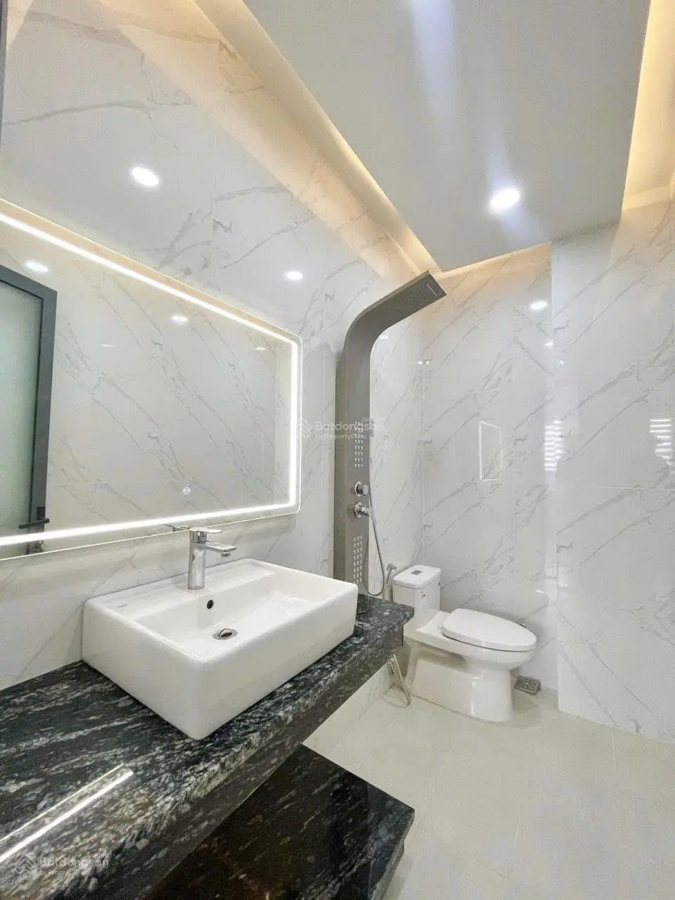 Ngộp! Bán gấp siêu phẩm nhà 109m2 x 5 tầng, QL13 Ngay Vạn Phúc City 9.9 tỷ