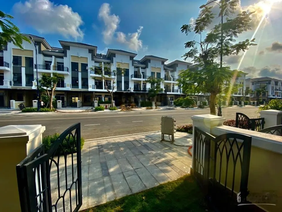Tôi cần tiền kinh doanh, cần bán lỗ căn nhà phố Verosa Park, Khang Điền, giá 12.4 tỷ, 254 m2